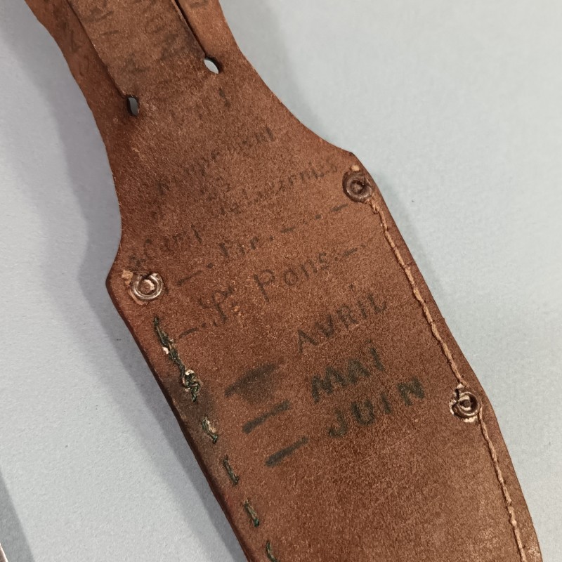 COUTEAU SABATIER SCOUT GUIDE AVEC NOM D'UNE FILLE NOMBREUX ECRITURES ET DATE 1941 SUR LE FOURREAU